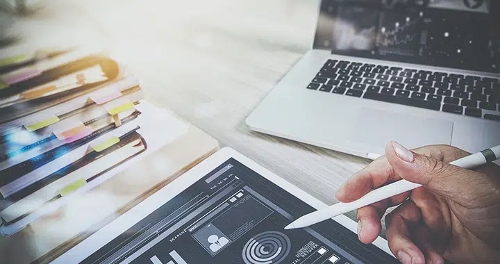 UI-Designer checkt usability